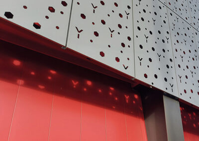Rénovation complète de façade : Avenir Métal transforme Valexpo à Oyonnax (01)
